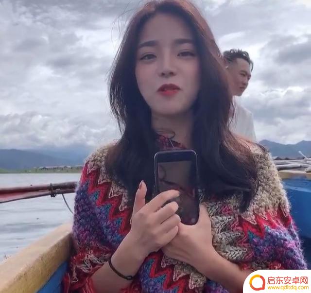 美女拿手机拍抖音(美女拿手机拍抖音视频)