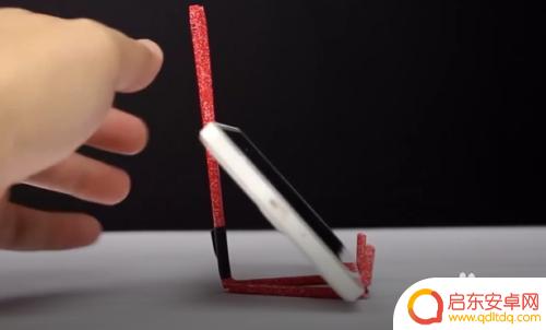 衣服架做手机支架步骤图片 如何利用衣架制作简易手机支架