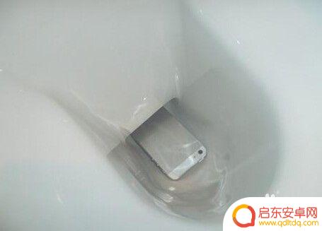 手机掉厕所里怎么捞 手机掉进厕所怎么捞出来