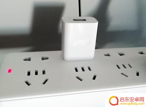 手机充电口怎么知道正负 怎样辨别手机充电器的正负极