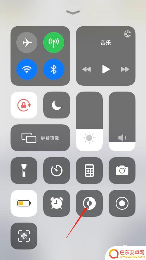苹果手机键盘 深色怎么调 苹果键盘背光灯改成黑色