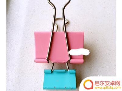 怎么做手机架子 如何用大夹子做手机架