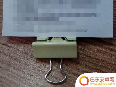 怎么做手机架子 如何用大夹子做手机架