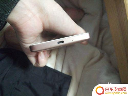 手机充电器充不进电怎么办接口很松 充电接口插不牢的处理方法