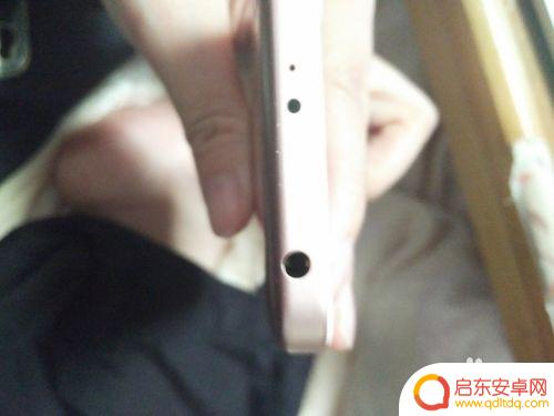 手机充电器充不进电怎么办接口很松 充电接口插不牢的处理方法