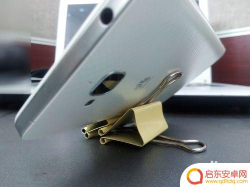 一个夹子怎么做手机支架 如何使用长尾夹制作手机支架