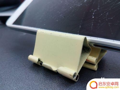 一个夹子怎么做手机支架 如何使用长尾夹制作手机支架