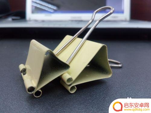 一个夹子怎么做手机支架 如何使用长尾夹制作手机支架