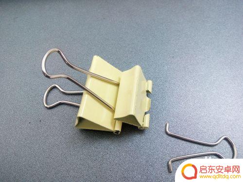 一个夹子怎么做手机支架 如何使用长尾夹制作手机支架