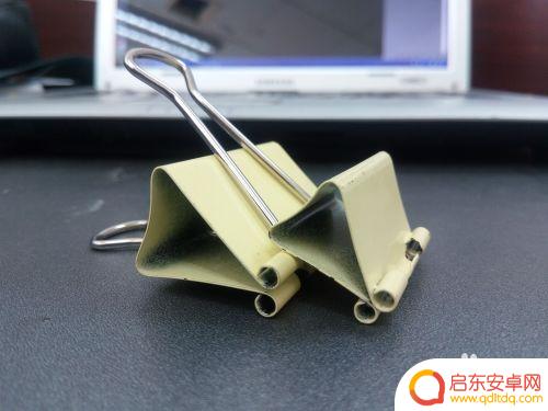 一个夹子怎么做手机支架 如何使用长尾夹制作手机支架