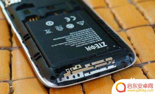 手机掉到水里打不开怎么办 手机进水无法开机自救方法