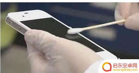 如何清理手机屏幕白色的字 手机屏幕脏了怎么清洁最有效