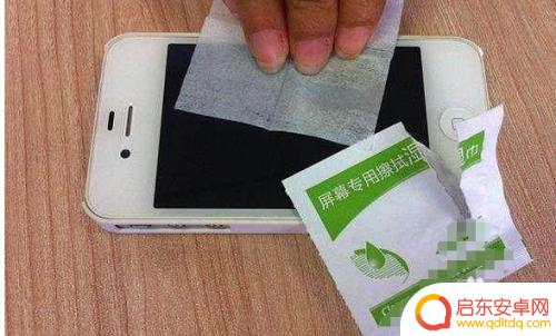 如何清理手机屏幕白色的字 手机屏幕脏了怎么清洁最有效