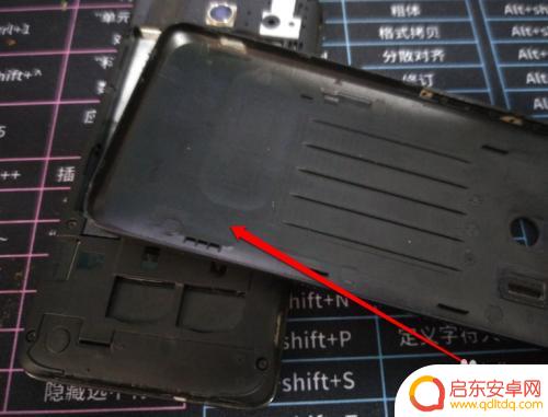 老年手机翻盖手机卡怎么取 老年手机如何插卡图解