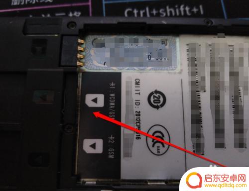 老年手机翻盖手机卡怎么取 老年手机如何插卡图解