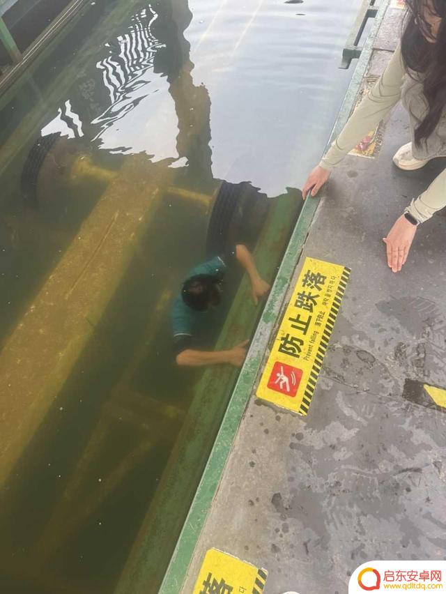 工作人员潜水六次在木兰草原捞出游客手机