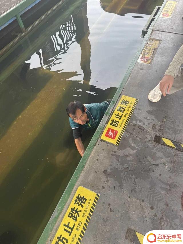 工作人员潜水六次在木兰草原捞出游客手机