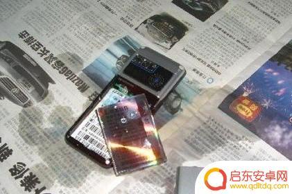 手机进水如何清洗 手机掉进水里怎样处理
