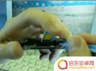 如何拆手机苹果电池壳 iPhone电池拆下后怎么处理