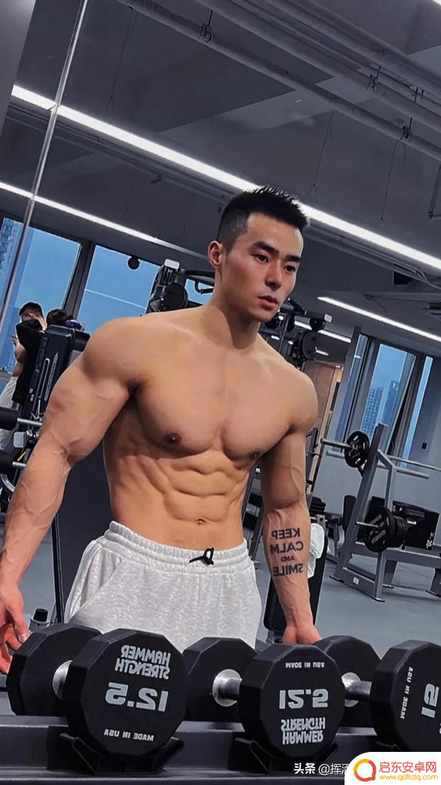健身帅哥壁纸抖音(健身帅哥壁纸抖音图片)