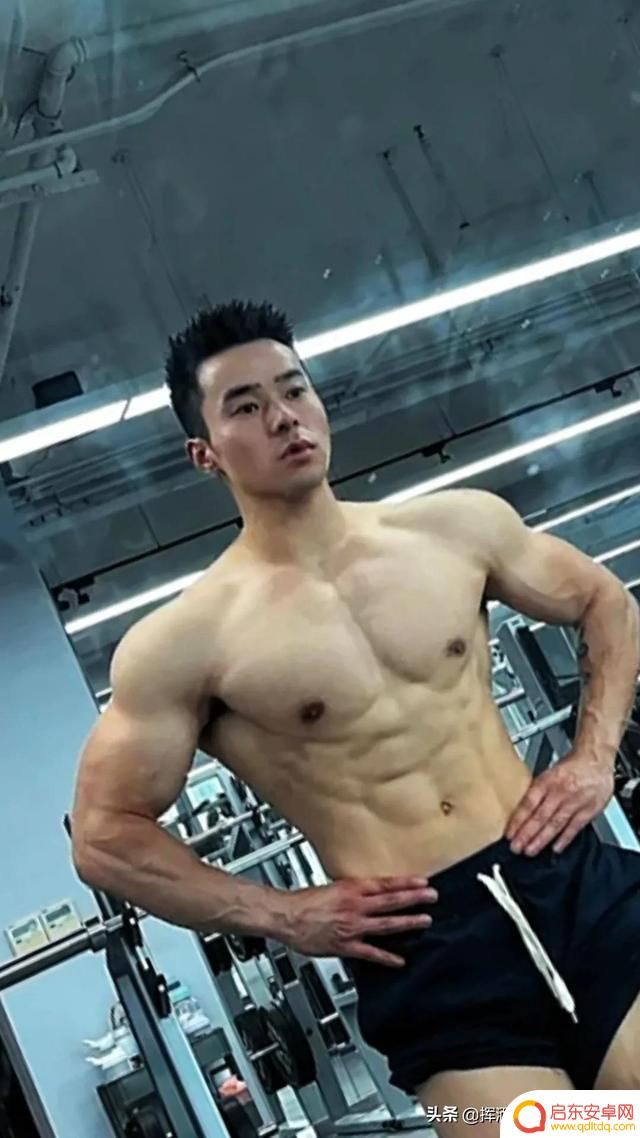 健身帅哥壁纸抖音(健身帅哥壁纸抖音图片)