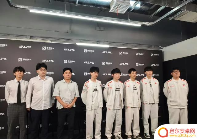 BLG败给TES，蜜月期到了？赛后采访揭秘！宁：BLG考虑收购杰杰