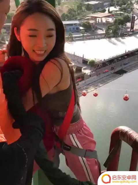 抖音蹦极女孩背景(抖音蹦极女孩背景音乐)