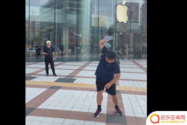 男演员专卖店门口怒摔苹果手机!本人回应:绝不是为了流量,只是维权