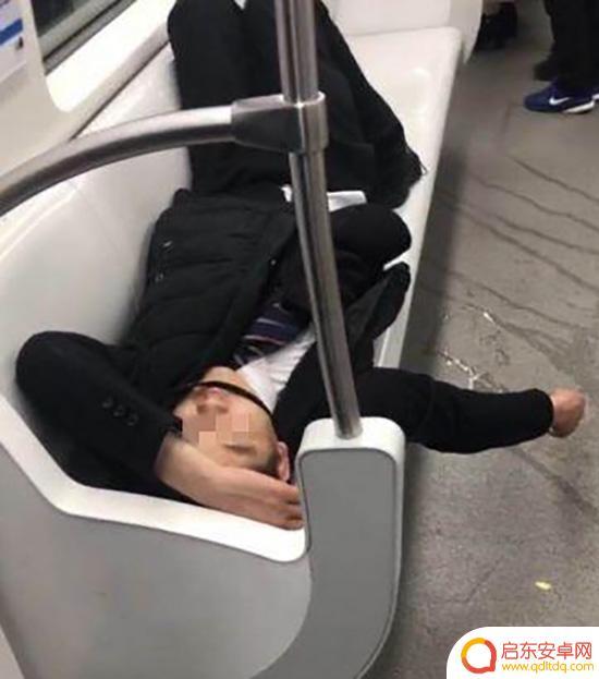醉酒男子地铁抖音(男子醉酒地铁痛哭)