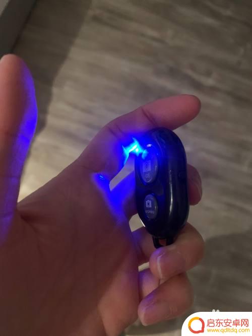 自拍支架怎么放手机上 如何使用蓝牙自拍支架连接手机