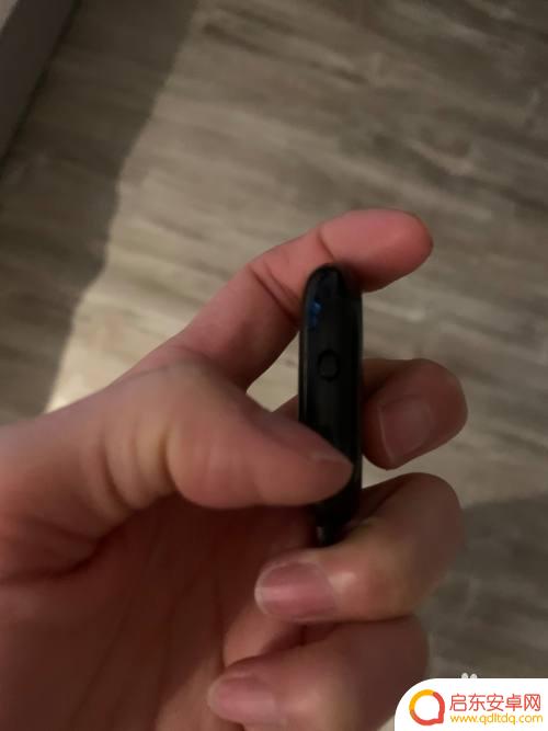自拍支架怎么放手机上 如何使用蓝牙自拍支架连接手机