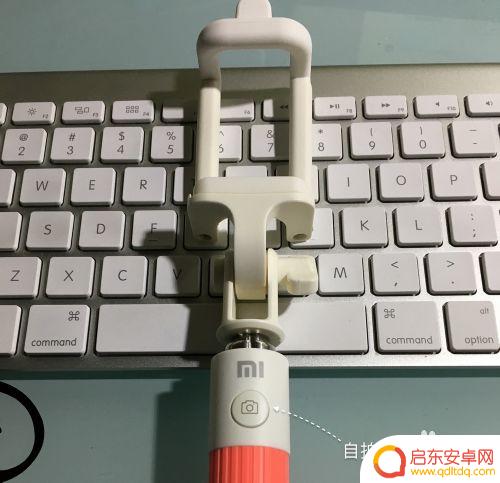 苹果手机自拍杆的使用方法图解 苹果手机自拍杆怎么连接使用