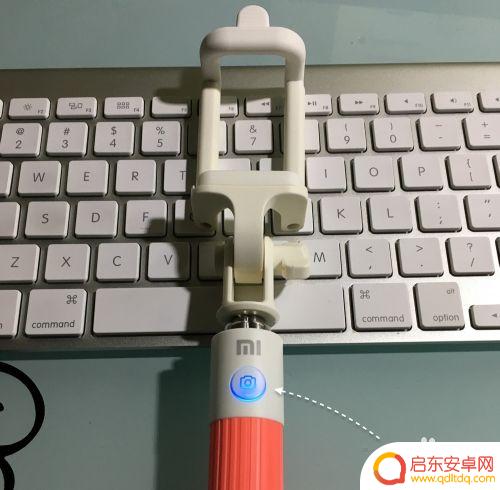苹果手机自拍杆的使用方法图解 苹果手机自拍杆怎么连接使用