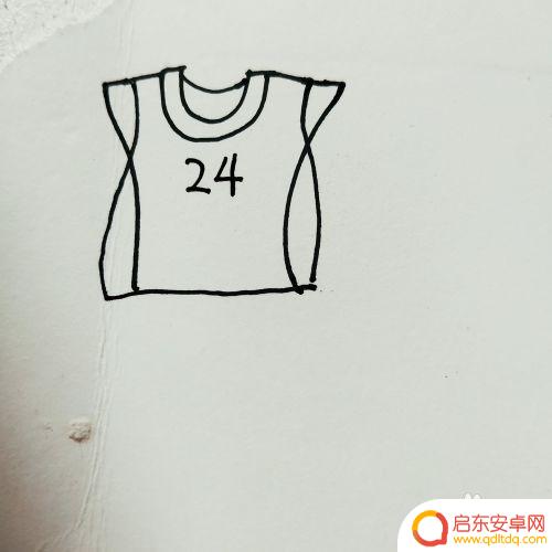 球衣怎么在手机上画 如何画一身球衣的简笔画步骤