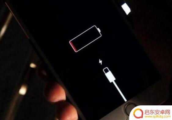 为什么苹果手机一直充电明明满电却关机 为什么我的 iPhone 显示电量充足却会自动关机