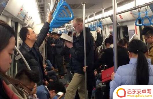 抖音小哥打开扇笑(抖音拿扇子的男的)
