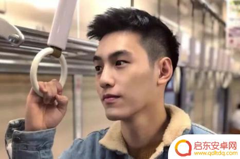 抖音小哥打开扇笑(抖音拿扇子的男的)