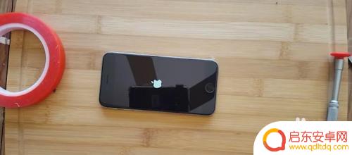 苹果手机12如何拆开电池 如何拆卸iPhone手机
