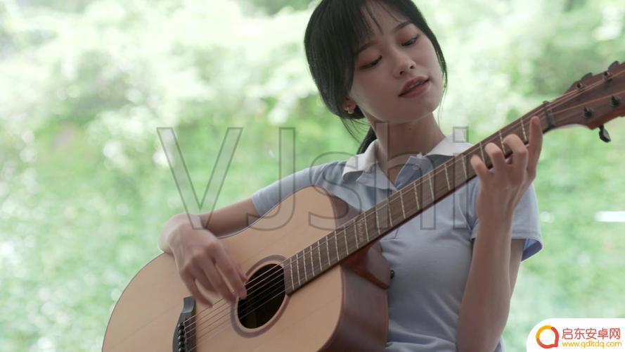 抖音美女吉他弹奏(抖音美女吉他弹奏视频)