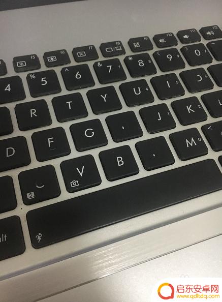 手机如何使用高清壁纸图片 如何在iPhone手机上快速设置照片为桌面壁纸