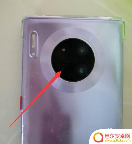 手机如何晚上拍照没有反光 怎样避免手机拍照时出现炫光