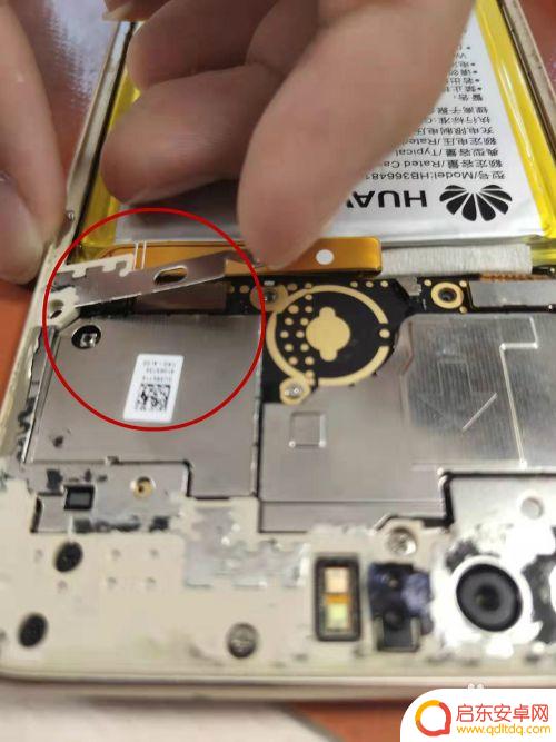 华为手机指纹排线更换教程 华为荣耀8更换后盖步骤