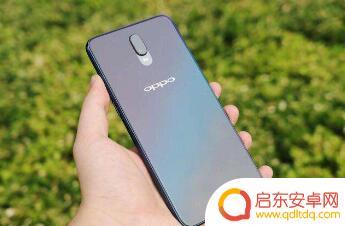 oppo手机颜色咋成黑白色了 oppo手机屏幕变成黑白色闪屏怎么解决