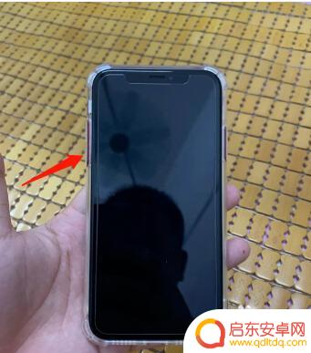 iphone xs黑屏转圈 iphone xs 黑屏中间转圈故障解决方案