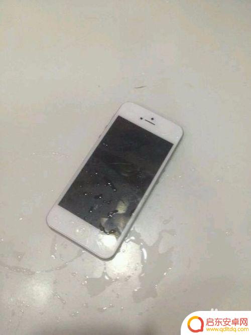 手机进水后腐蚀怎么处理 手机掉水后怎么处理