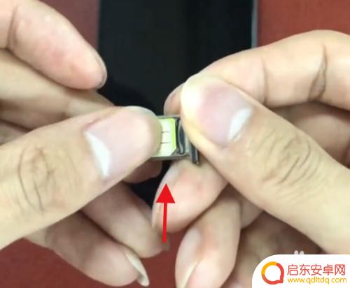 如何安手机芯片 苹果手机卡槽安装SIM卡芯片方法