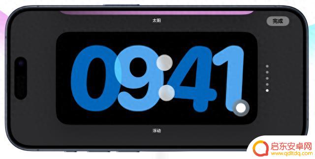 升级 iOS 17 后,如何触发和使用待机显示功能?
