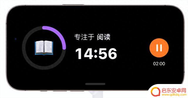 升级 iOS 17 后,如何触发和使用待机显示功能?