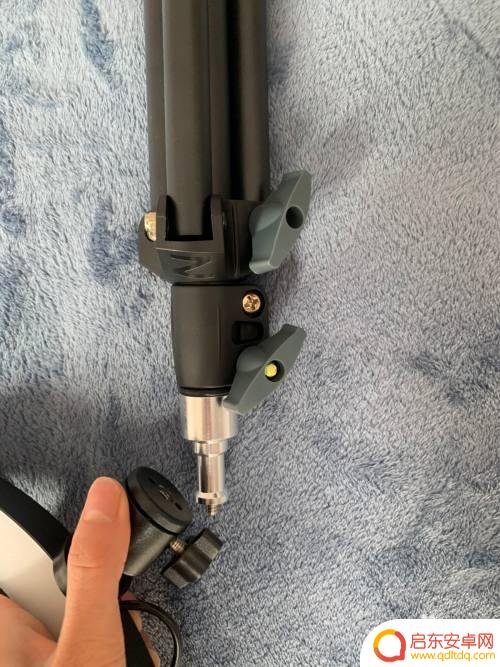 直播用的手机支架怎么安装 如何在手机直播支架上安装和调整手机