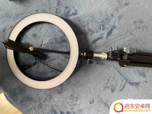 直播用的手机支架怎么安装 如何在手机直播支架上安装和调整手机